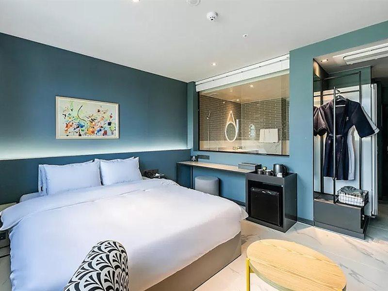 Brown Dot Hotel Чінджу Екстер'єр фото