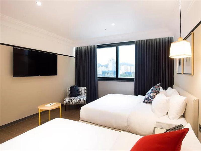 Brown Dot Hotel Чінджу Екстер'єр фото