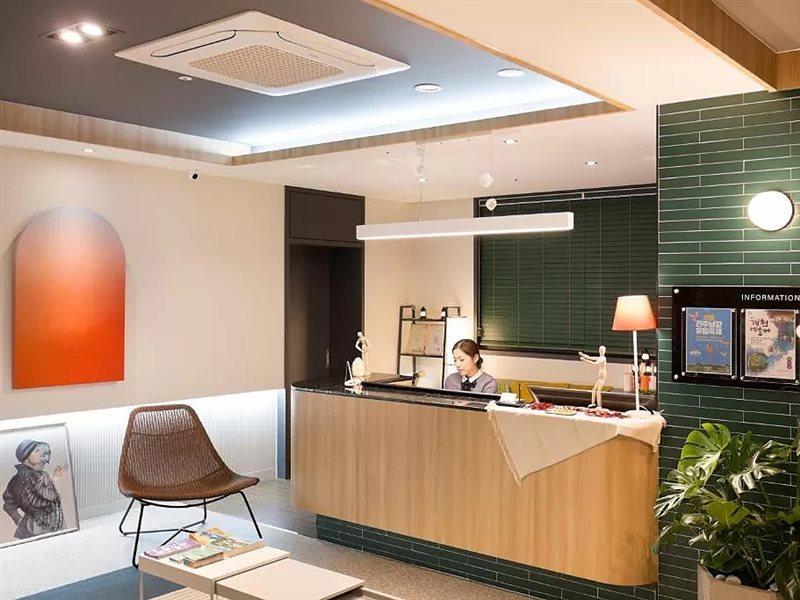 Brown Dot Hotel Чінджу Екстер'єр фото
