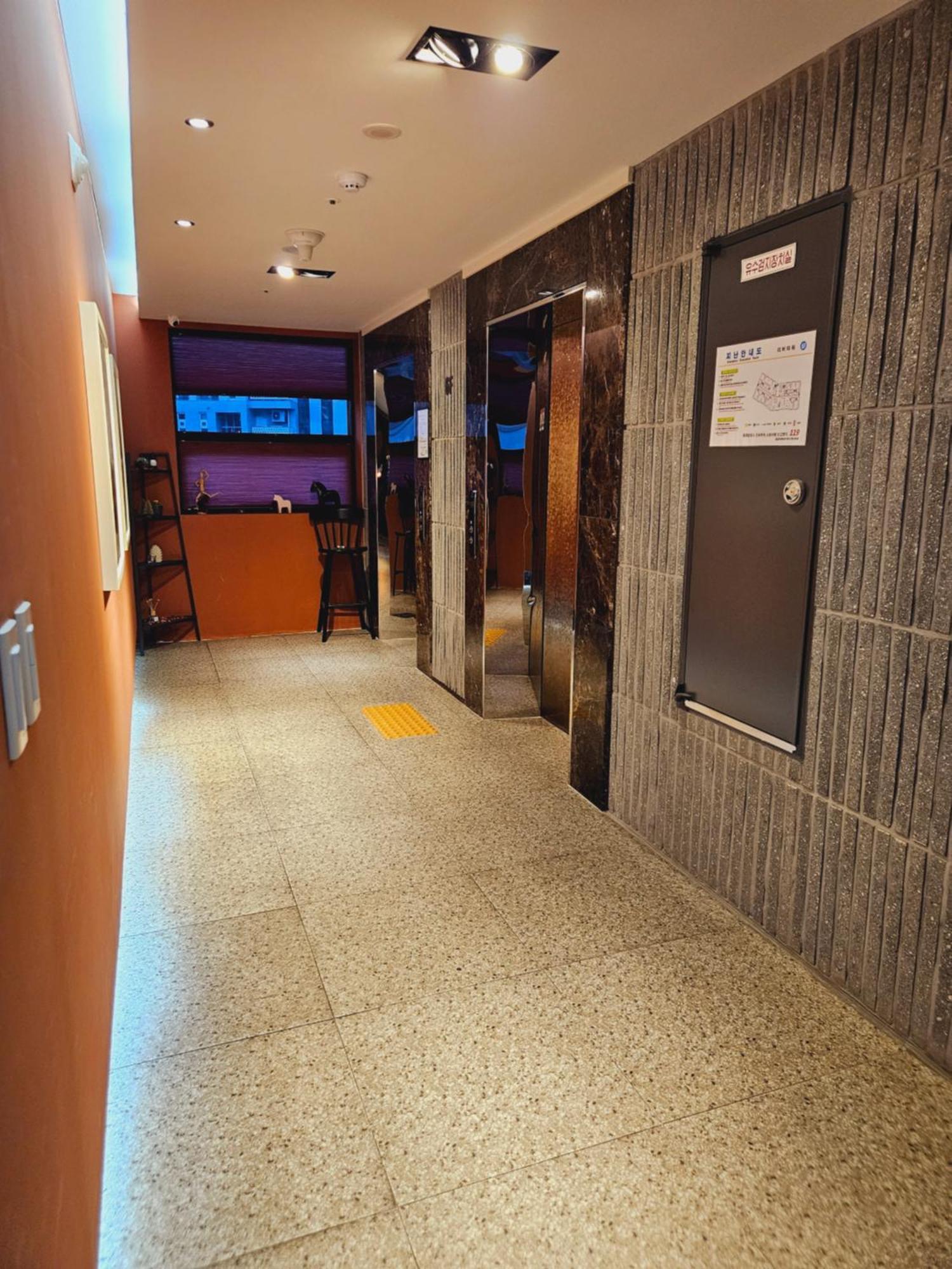 Brown Dot Hotel Чінджу Екстер'єр фото