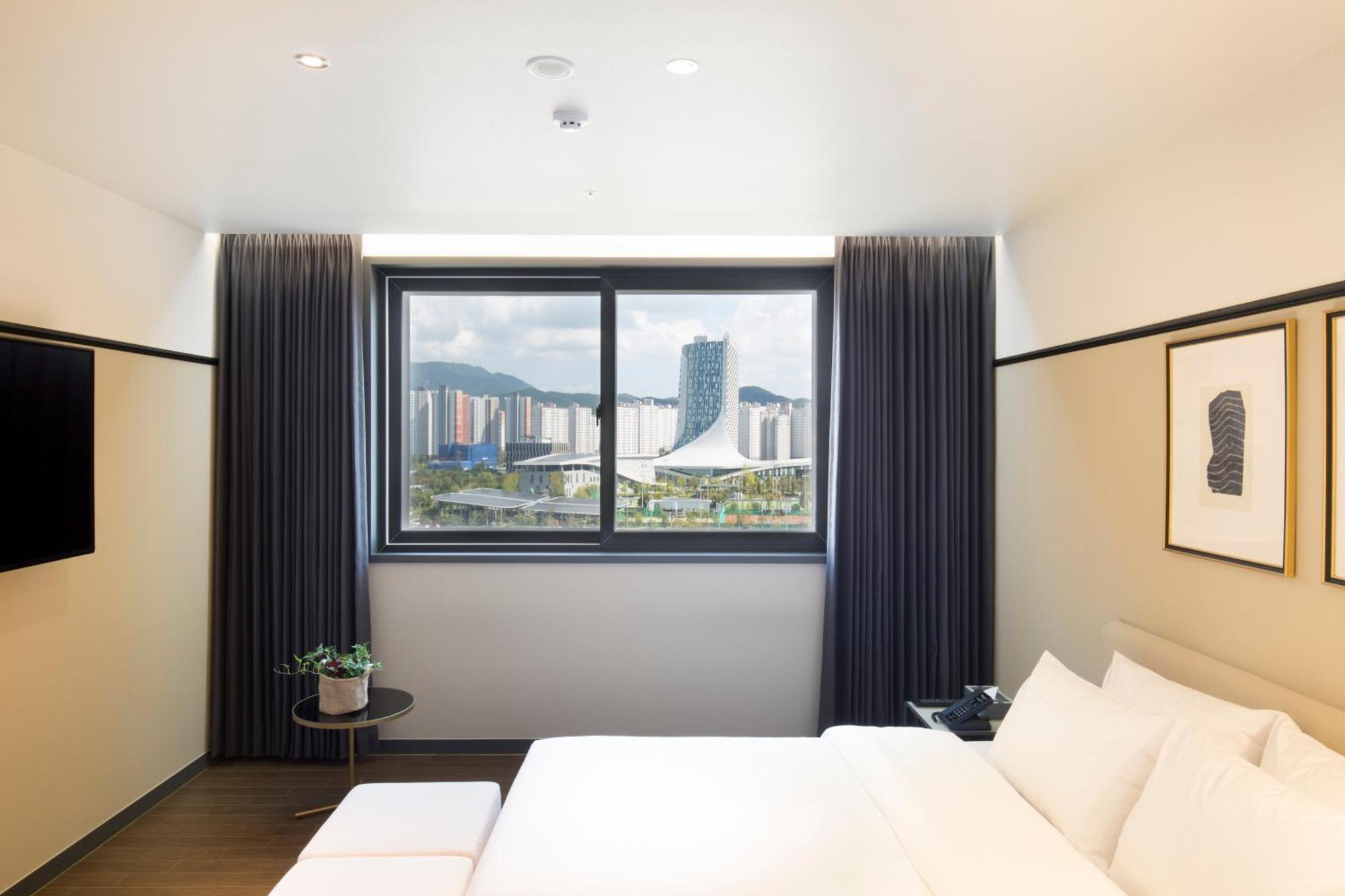 Brown Dot Hotel Чінджу Екстер'єр фото