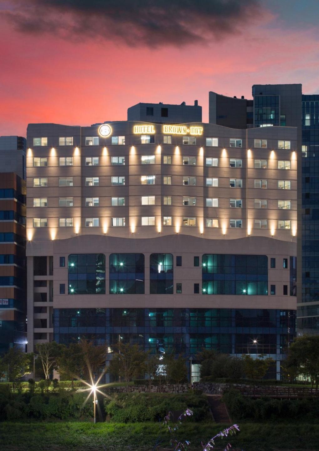 Brown Dot Hotel Чінджу Екстер'єр фото